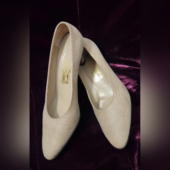 Ferragamo Cream Pumps Size 12 with some small spots (see photo) - Picture 2 of 8